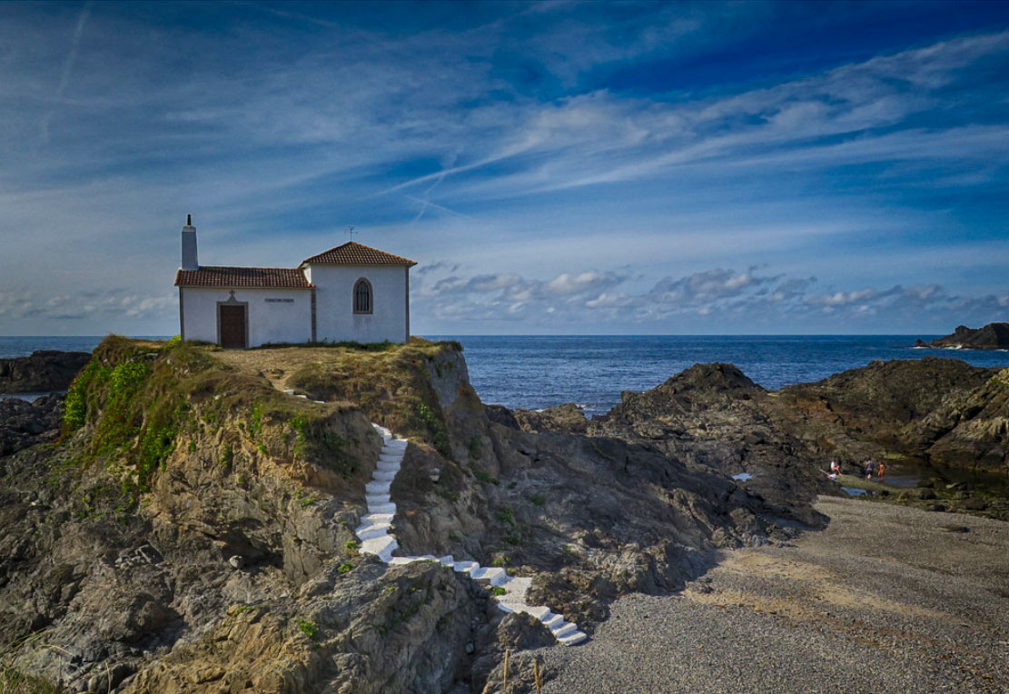 Capela da Virxe do Porto en Meirás Capela da Virxe do Porto en Meirás con vistas al océano Atlántico en la costa de Valdoviño