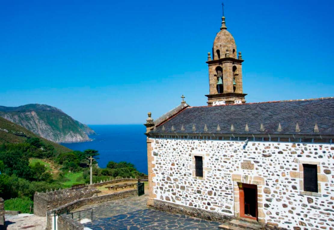Capela de San Andrés de Teixido con vistas al océano Atlántico en la Serra da Capelada