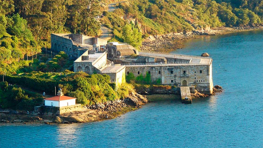 Castillo de la Palma Castillo de la Palma en la ría de Ferrol con fortaleza histórica junto al mar