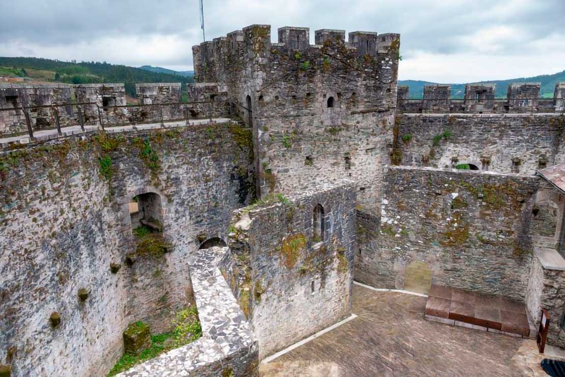 Castillo de Moeche con murallas y torres medievales en la comarca de Ferrolterra