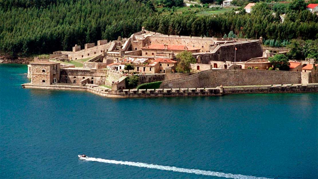 Castillo de San Felipe Castillo de San Felipe en la ría de Ferrol con fortaleza histórica junto al mar