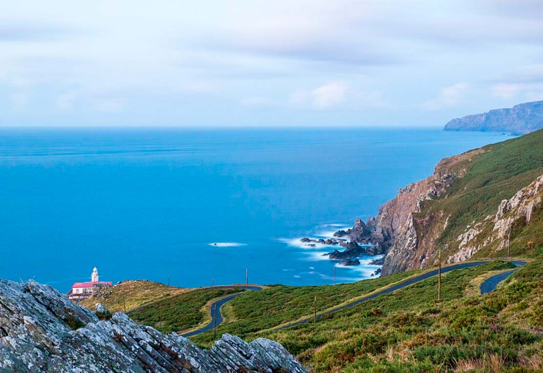 Faro Punta Candieira Punta Candieira en Cedeira con el faro y los acantilados de la Serra da Capelada frente al océano Atlántico