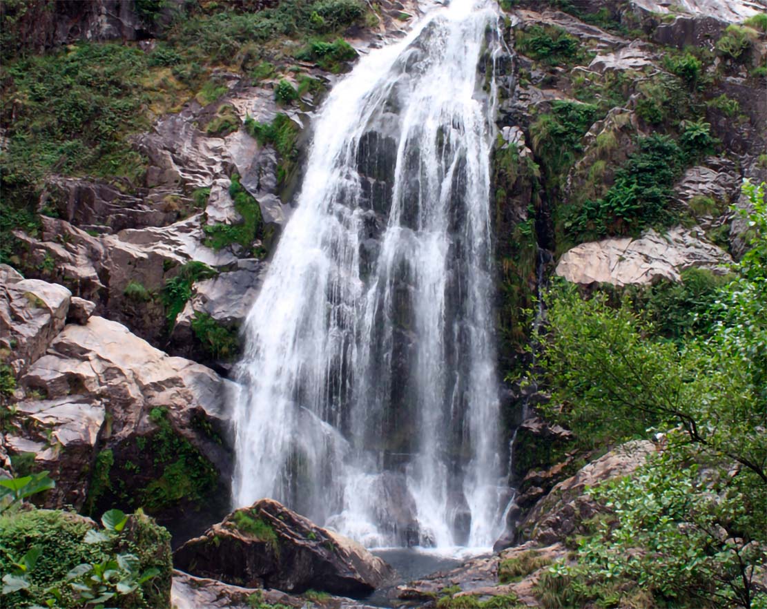 Fervenza do Belelle Fervenza do Belelle en Neda con cascada rodeada de bosque atlántico en la comarca de Ferrolterra