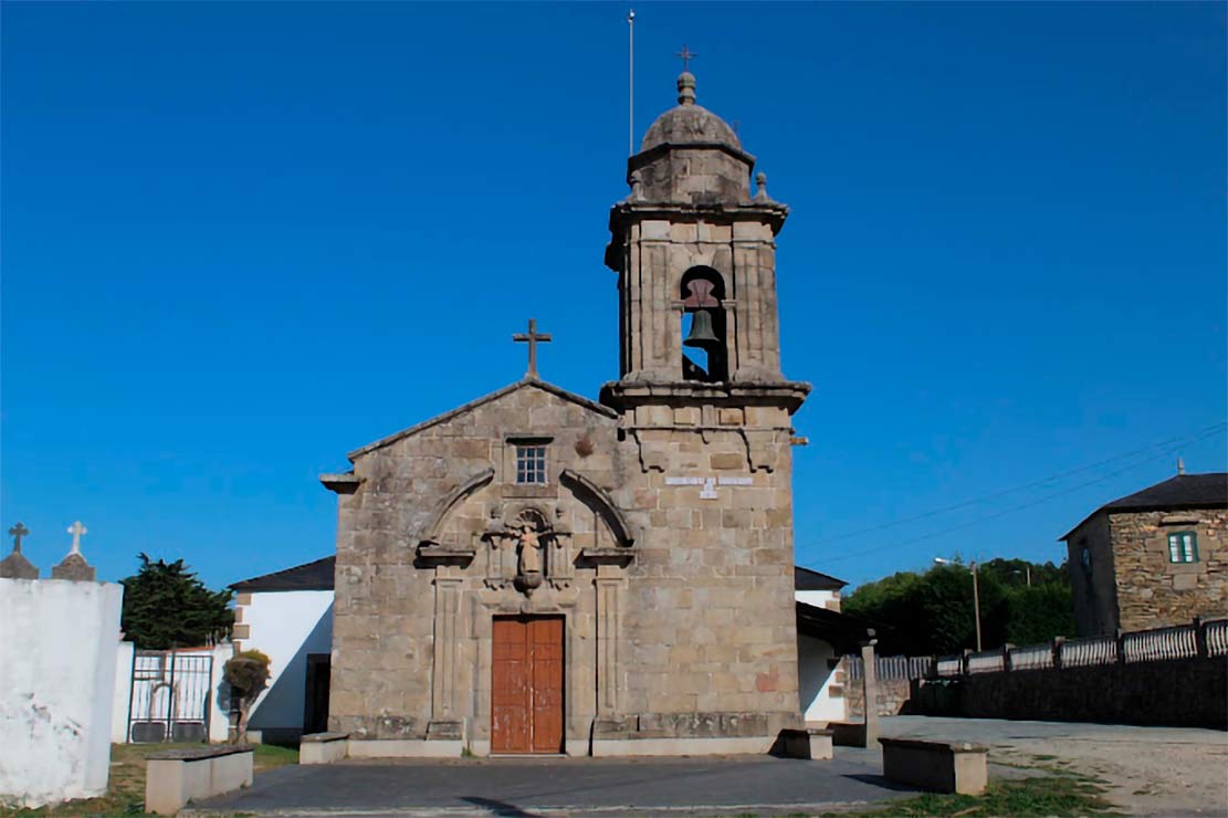Iglesia de Santiago de Lago Iglesia de Santiago de Lago en Valdoviño con torre campanario de piedra