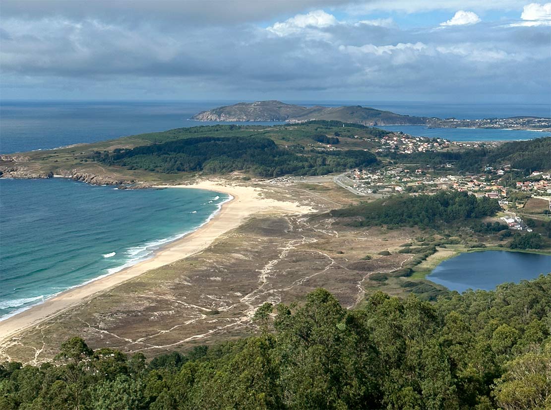 Mirador Monte Ventoso (Doniños) Mirador Monte Ventoso con vistas a la playa de Doniños y a la laguna en la costa de Ferrol