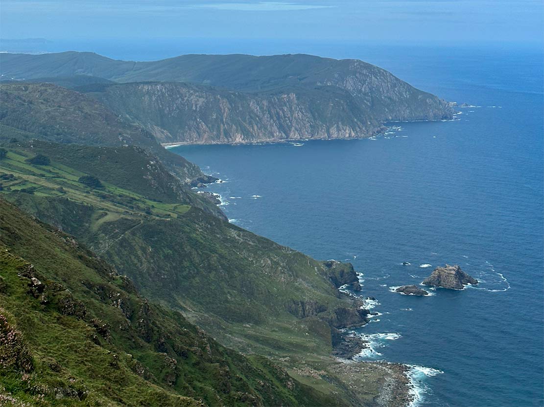 Mirador Vixía da Herbeira en la Serra da Capelada con vistas a los acantilados y al océano Atlántico