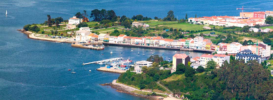 Mugardos Casas coloridas del paseo marítimo de Mugardos junto a la ría de Ferrol