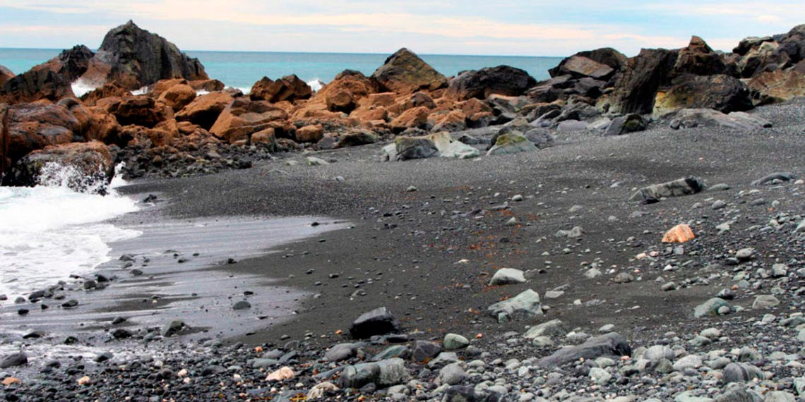 Praia de Área Negra en Cedeira Praia de Área Negra en Cedeira con arena oscura y formaciones rocosas en la costa atlántica