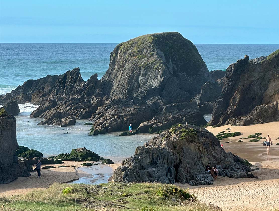 Praia Pequena de Valdoviño con formaciones rocosas y cala natural en la costa atlántica de Galicia