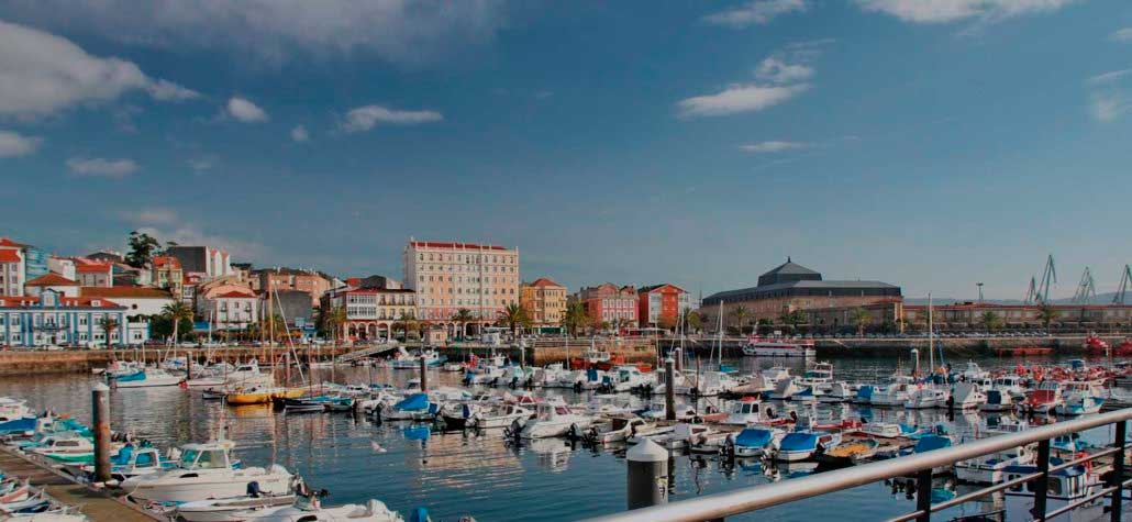 Puerto de Ferrol Puerto deportivo de Ferrol con barcos y paseo marítimo junto a la ría
